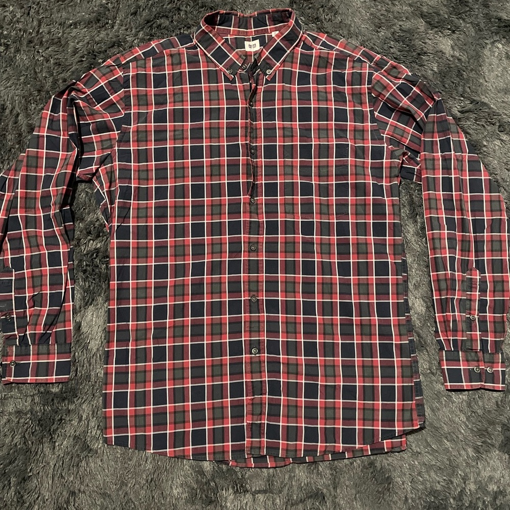 Uni Qlo Men's Red & Navy Checkered Casual Button Down Shirt. Size: XL